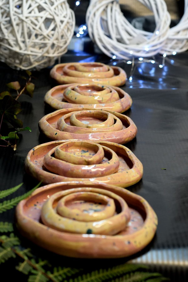 Różowy wyjątkowy komplet talerzy deserowych do podania azjatyckich potraw. Wykonany ręcznie z jasnej gliny nowoczesny zestaw.