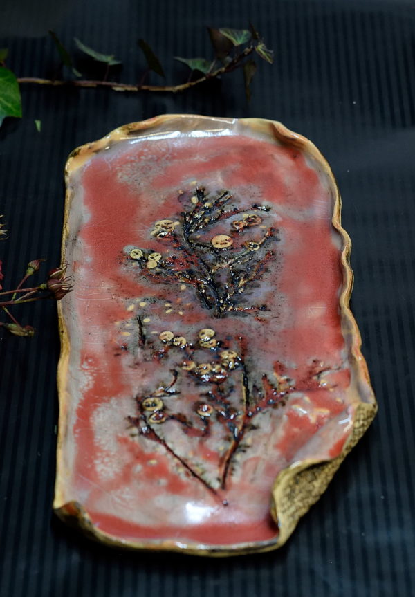 Czerwona podłużna patera z motywem roślinnym przeznaczona do serwowania ciasta, przekąsek Ręcznie robiona ceramiczna patera.