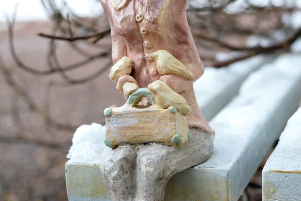 Rzeźba ceramiczna, różowa rzeźbą przedstawiająca konia, sztuka współczesna.