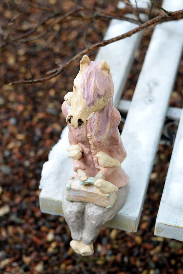 Rzeźba ceramiczna, różowa rzeźbą przedstawiająca konia, sztuka współczesna.