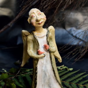 Ceramiczna rzeźba anioła z ptaszkami. Radosny anioł w płaszczu trzyma ptaszki wolności. Ręcznie stworzony stojący anioł.