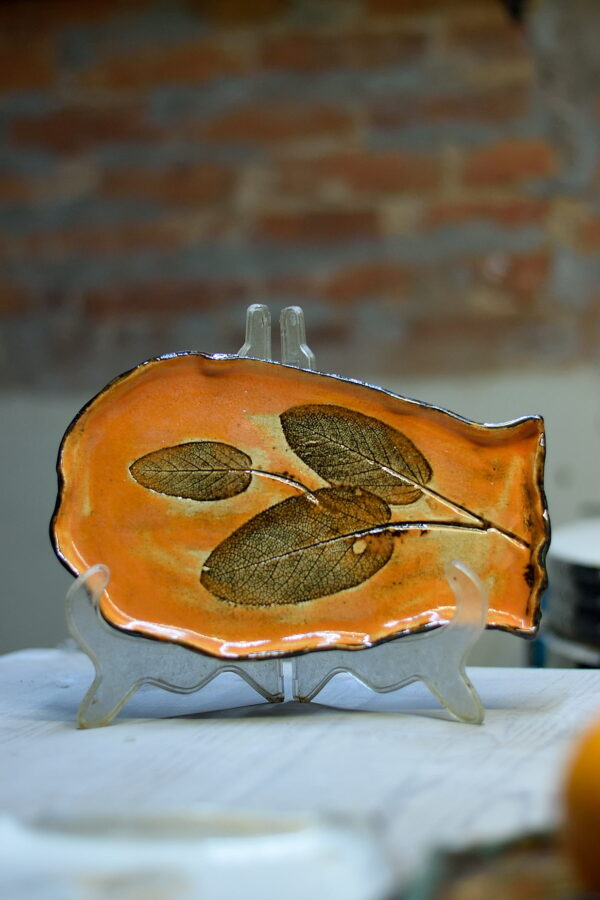 Pomarańczowa, recznie formowana patera na stół. Patera przeznaczona do kontaktu z żywnością. Patera z motywem roślinnym.