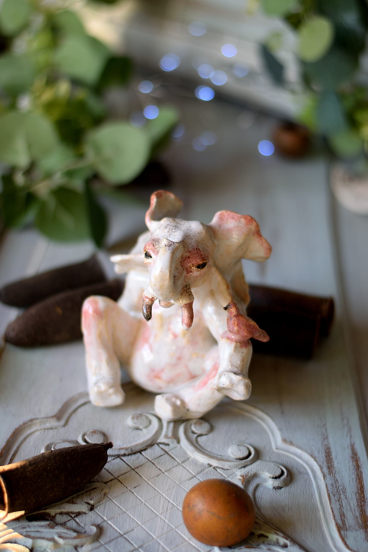 Biały, ręcznie stworzony ceramiczny słoń. - obrazek 2