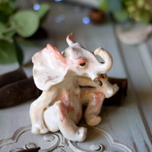 Biały, ręcznie stworzony ceramiczny słoń.