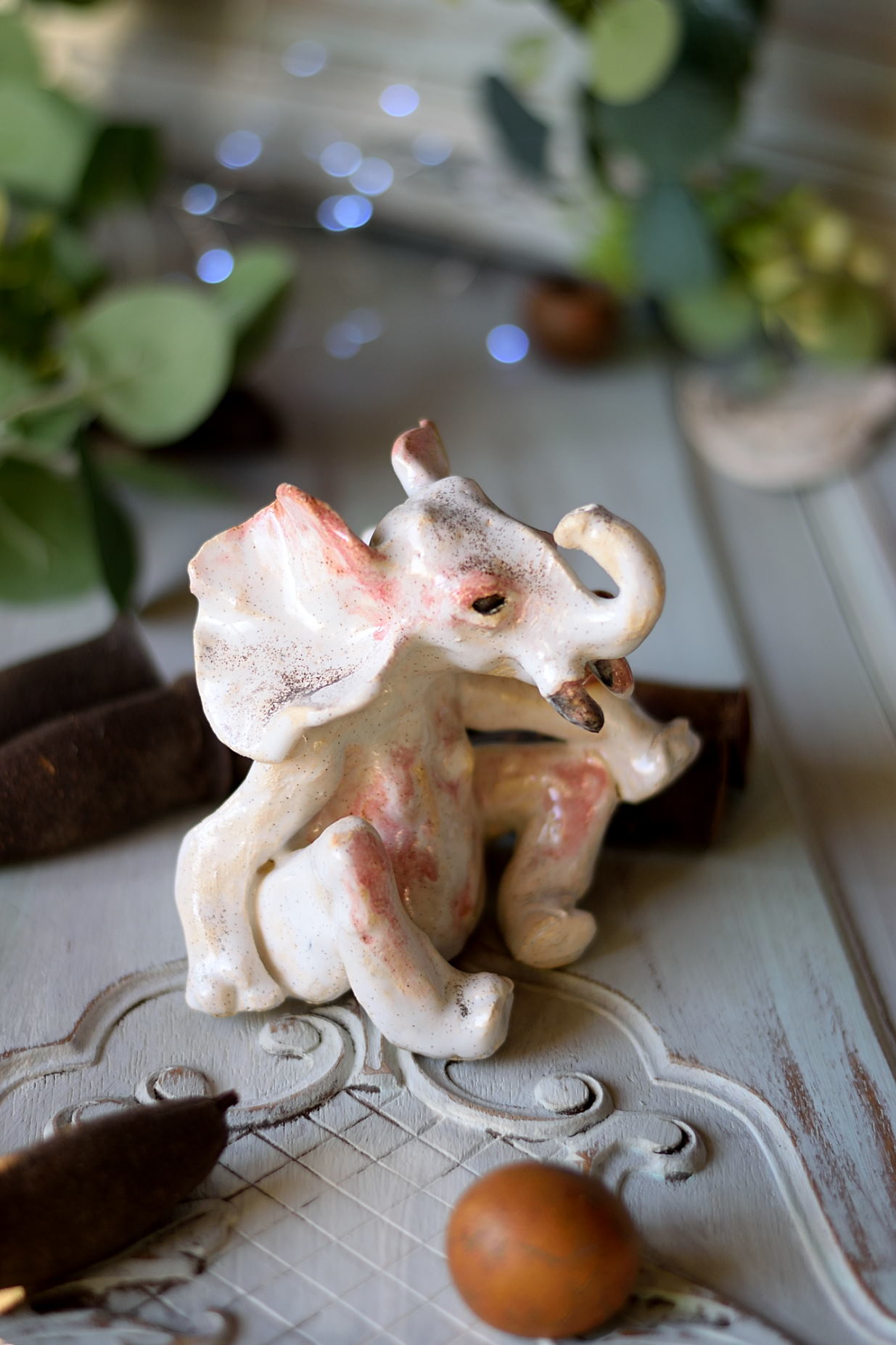 Biały, ręcznie stworzony ceramiczny słoń.