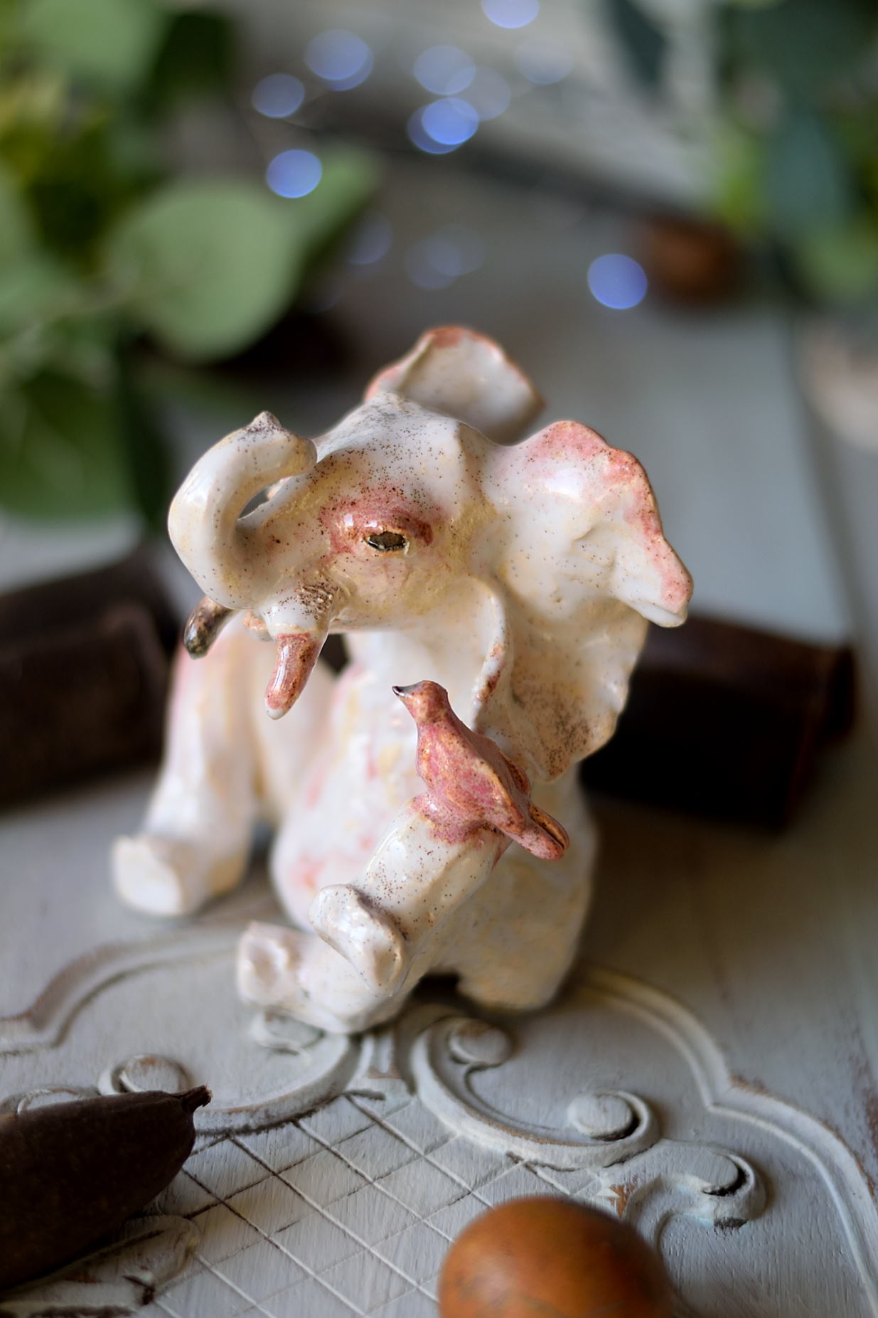 Biały, ręcznie stworzony ceramiczny słoń. - obrazek 4