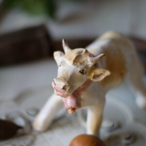 Figurka Krówki – Ręcznie Wykonana, Biało-Różowa, 11 cm x 15 cm