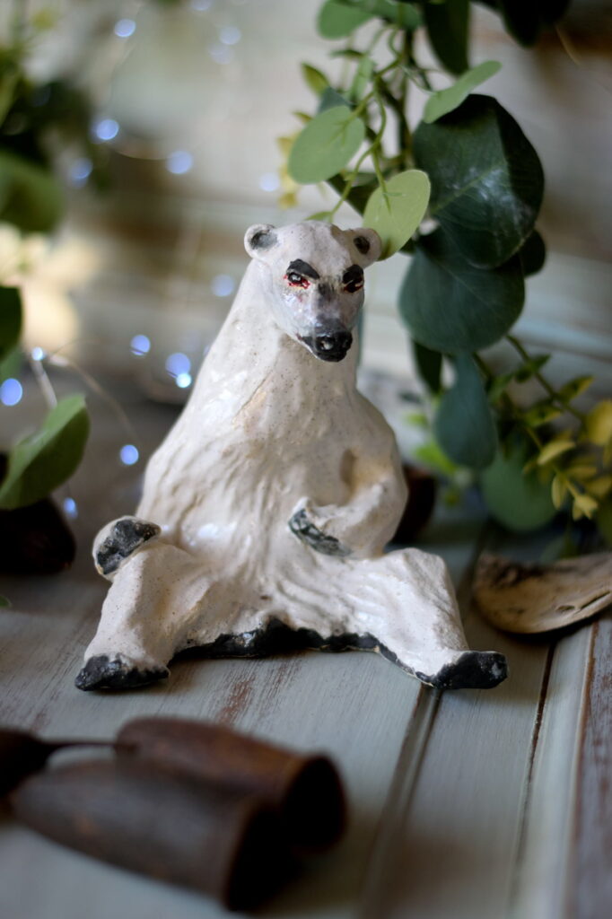Figurka Niedźwiedzia Polarnego – Ręcznie Wykonana, Unikatowa, 13 cm