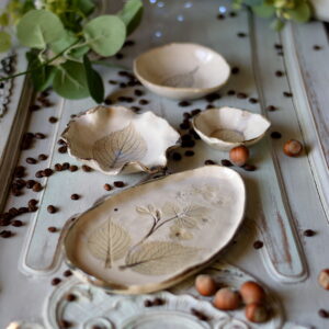 Zestaw ceramiczny z hortensjami.