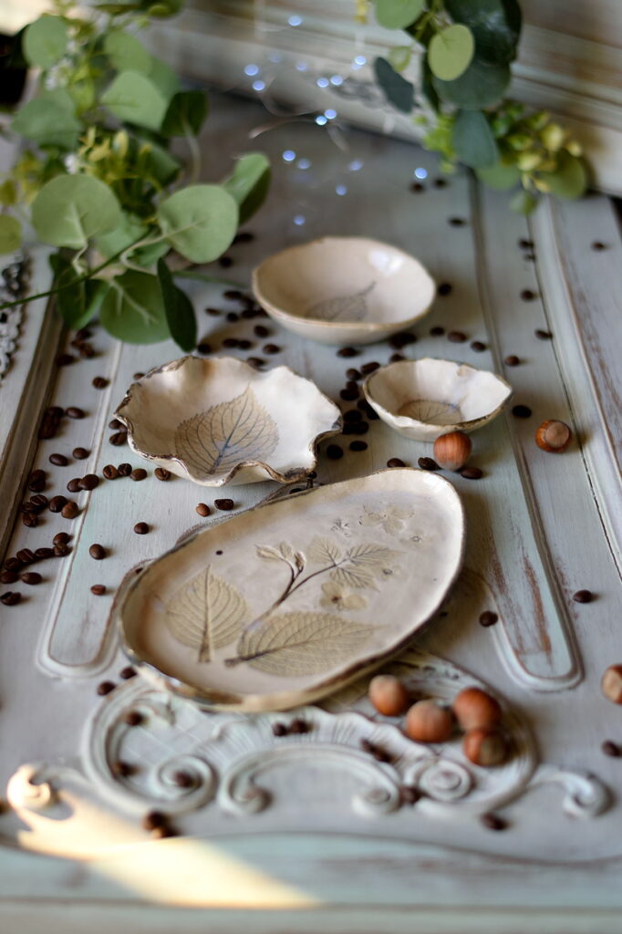 Zestaw ceramiczny z hortensjami.