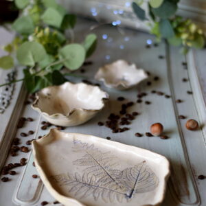 Ceramiczny zestaw z motywem liści.