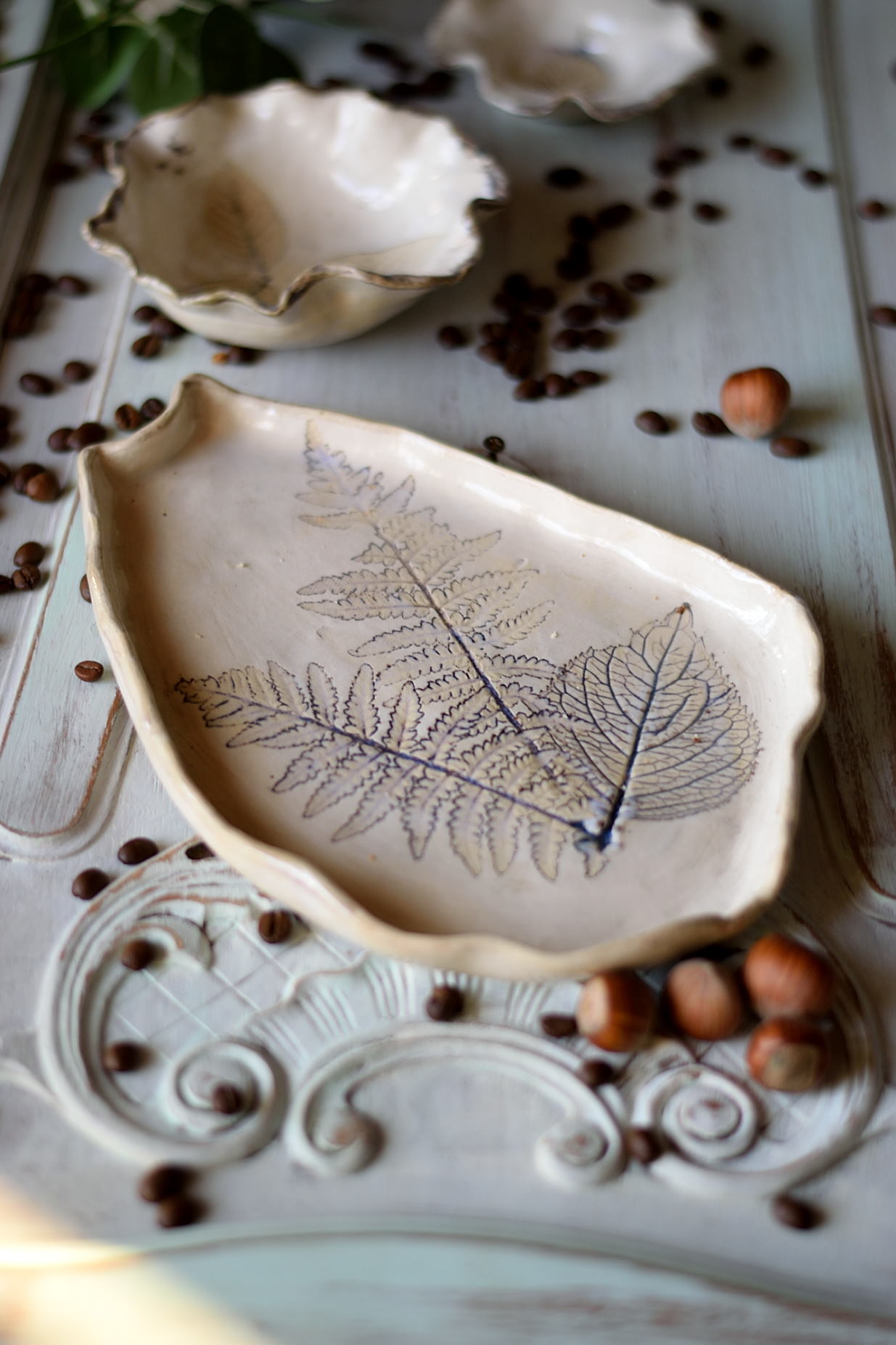 Ceramiczny zestaw z motywem liści. - obrazek 2