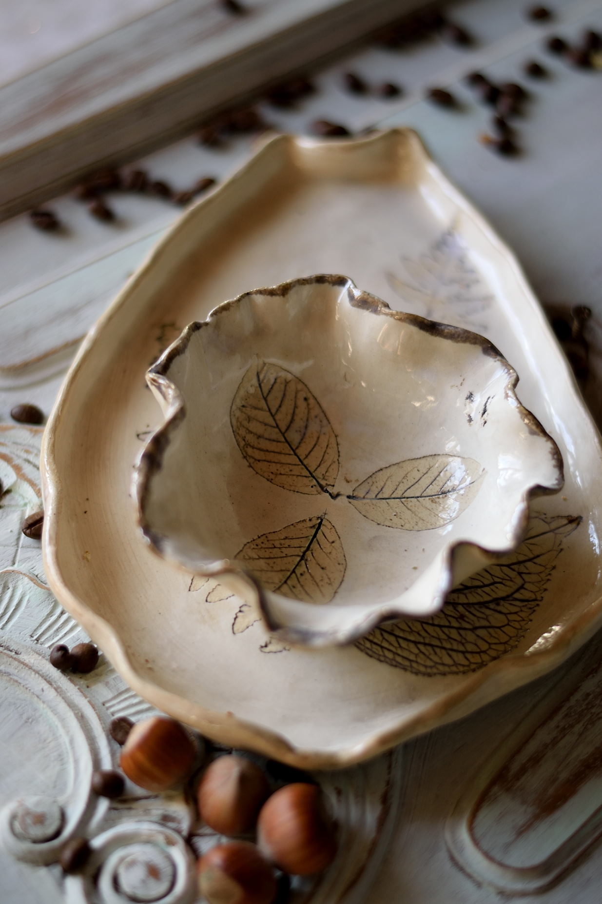 Ceramiczny zestaw z motywem liści. - obrazek 3