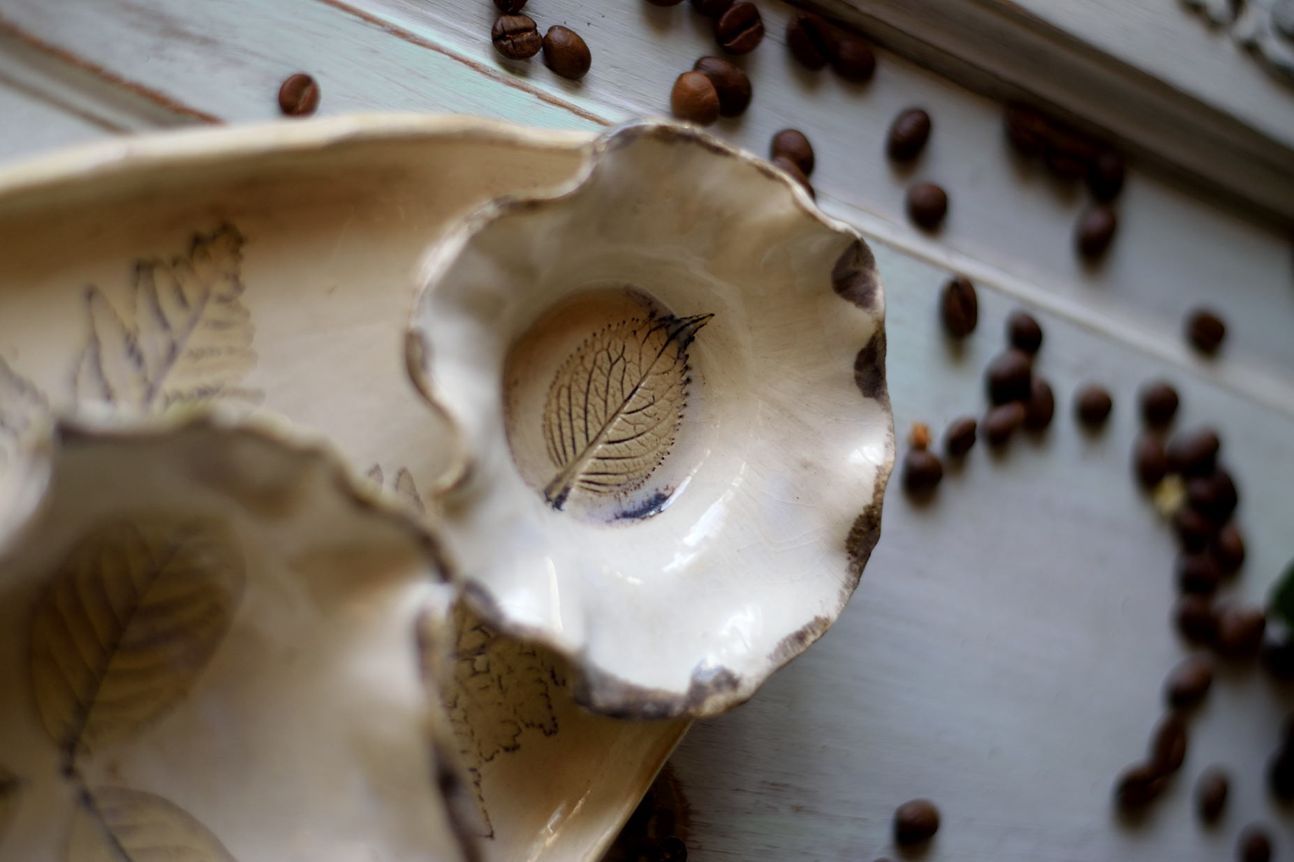 Ceramiczny zestaw z motywem liści. - obrazek 4