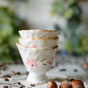 Ceramiczne miseczki ręcznie malowane z kwiatowym wzorem.