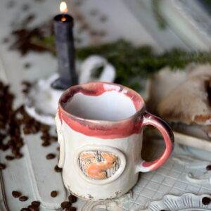 Ręcznie malowany kubek ceramiczny z motywem wiewiórki