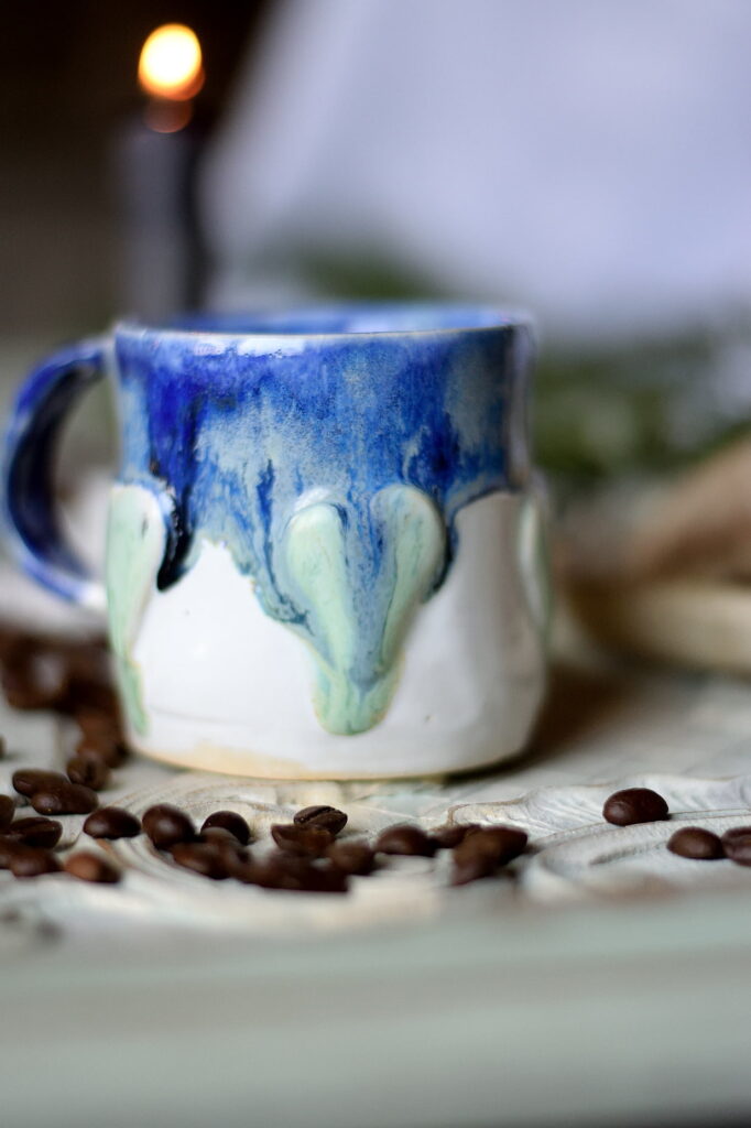 Ręcznie malowany kubek ceramiczny z motywem rustykalnym