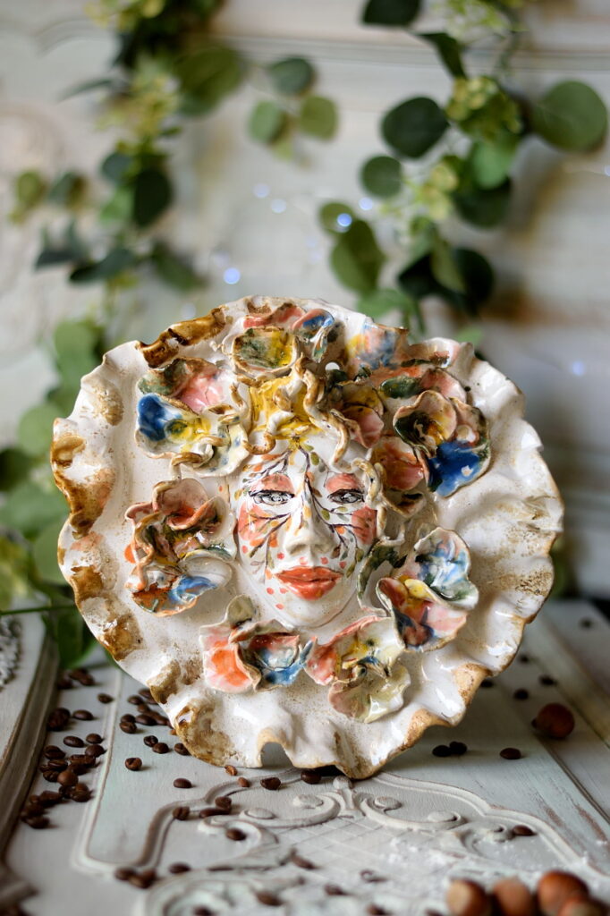 Kolorowa maska ceramiczna.