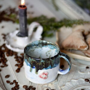 Ręcznie wykonany kubek ceramiczny w pięknym niebieskim kolorze