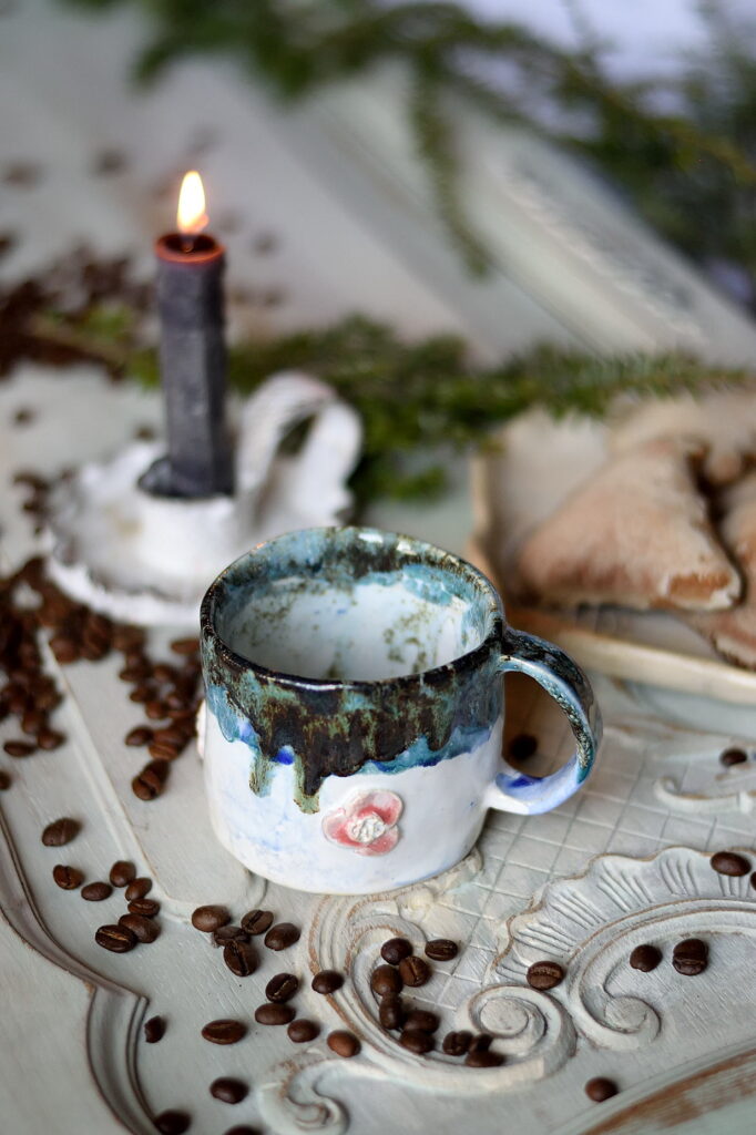Ręcznie wykonany kubek ceramiczny w pięknym niebieskim kolorze