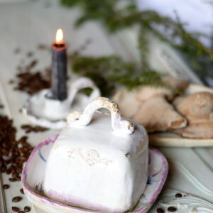 Duża ceramiczna maselniczka