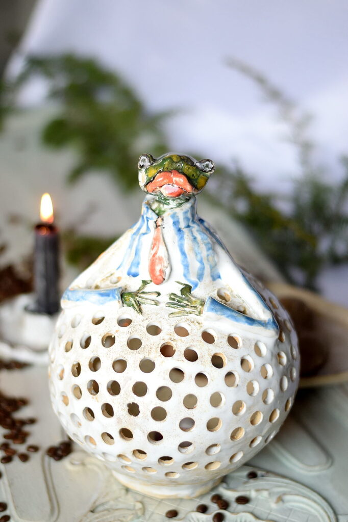 Ręcznie Tworzony Lampion Ceramiczny – Zielona Żaba na Białej Kuli