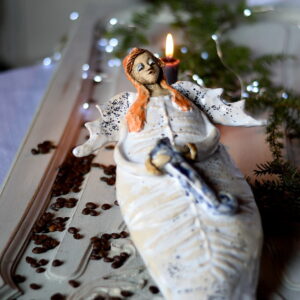 Ręcznie wykonany anioł ceramiczny do powieszenia na ścianie