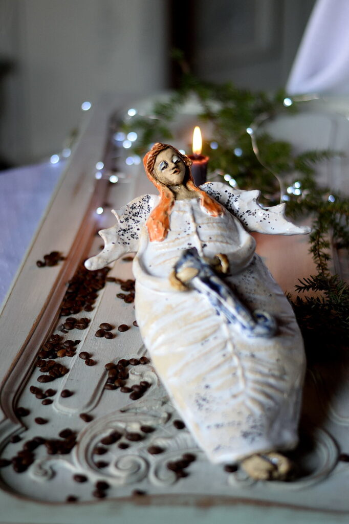 Ręcznie wykonany anioł ceramiczny do powieszenia na ścianie