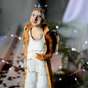 Stojący anioł ceramiczny,