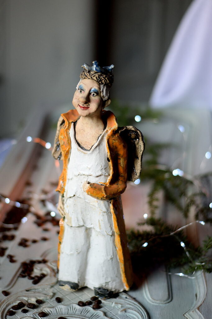 Stojący anioł ceramiczny,