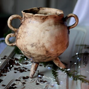 Rustykalna donica na nóżkach.