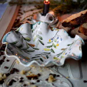 Biała ceramiczna misa z malowanym motywem zielonych gałązek