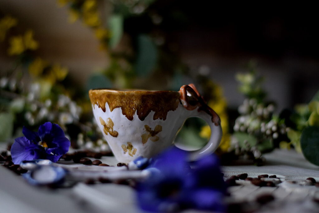 Ceramiczny kubek z kokardką.