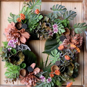 Ręcznie robiony wianek z kwiatów sztucznych, mchu i juty – dekoracja na drzwi i do wnętrz