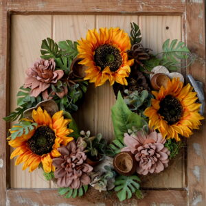 Wianek ze słonecznikami oraz daliami.