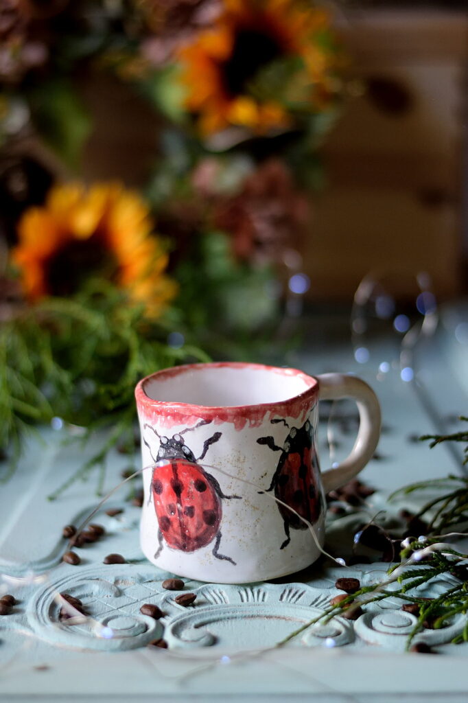 Kubek ceramiczny ręcznie robiony – malowany w biedronkę, 250 ml