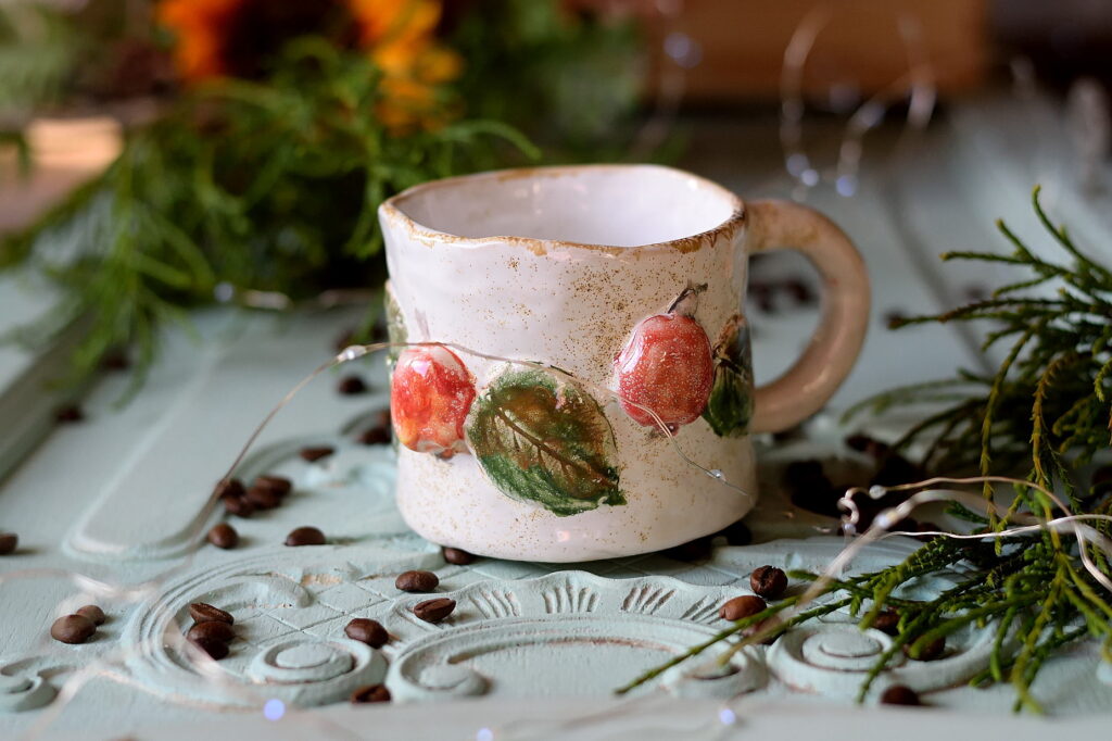 Kubek ceramiczny ręcznie robiony – girlanda czerwonych jabłek, 250 ml