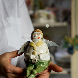 Mały, pękaty aniołek.