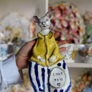 Płaska figura kota w spodniach z napisem „Love You” – dekoracja ścienna z urokiem