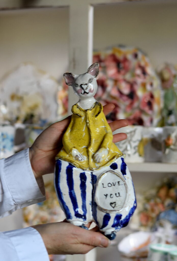 Płaska figura kota w spodniach z napisem „Love You” – dekoracja ścienna z urokiem