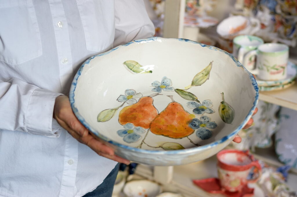 Duża ceramiczna misa z motywem gruszek.
