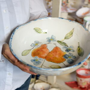 Duża ceramiczna misa z motywem gruszek.