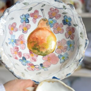 Duża misa ceramiczna ręcznie formowana i malowana gruszkę i hortensję.