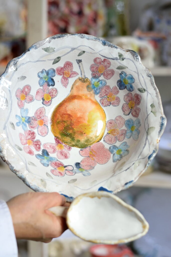Duża misa ceramiczna ręcznie formowana i malowana gruszkę i hortensję.