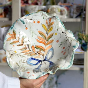 Duża ręcznie formowana misa ceramiczna w kolorową gałązkę.