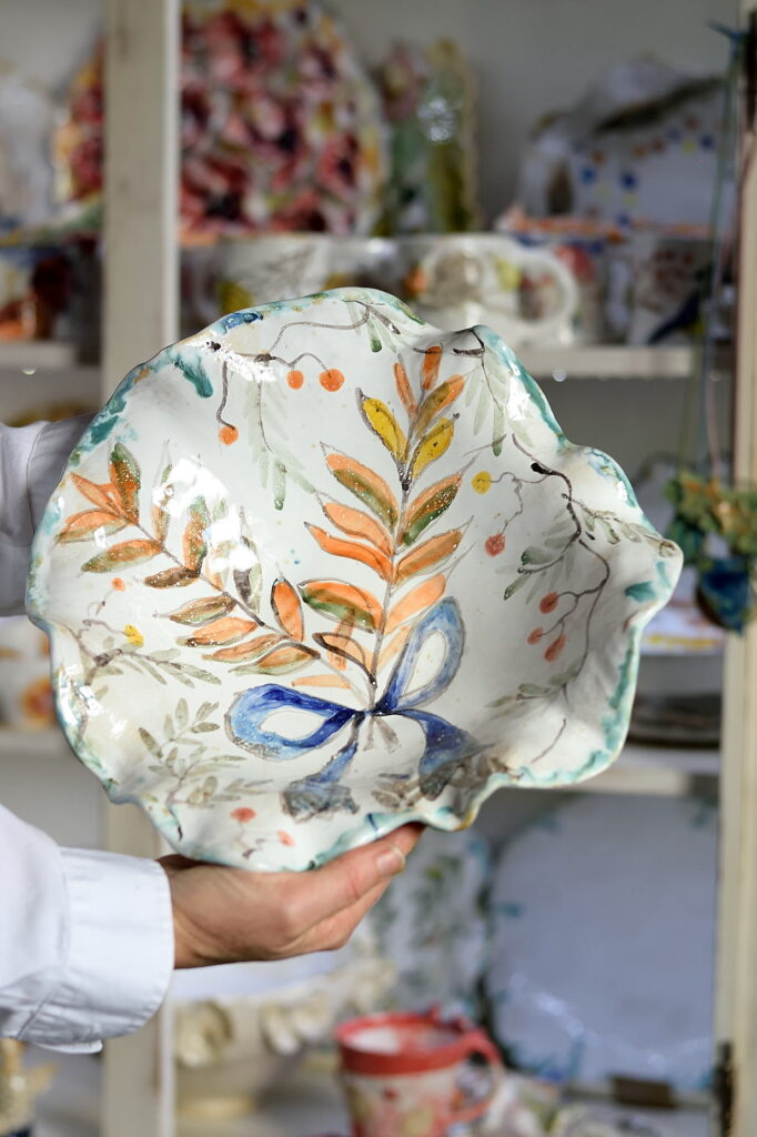 Duża ręcznie formowana misa ceramiczna w kolorową gałązkę.