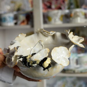 Duża donica ceramiczna ręcznie formowana z pszczołą, bez podstawki.