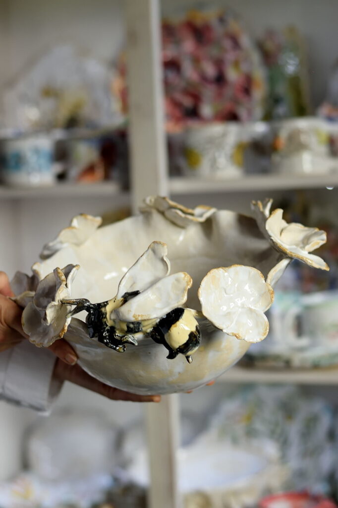 Duża donica ceramiczna ręcznie formowana z pszczołą, bez podstawki.