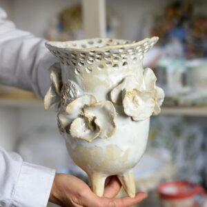 Dekoracyjna donica na nóżkach.