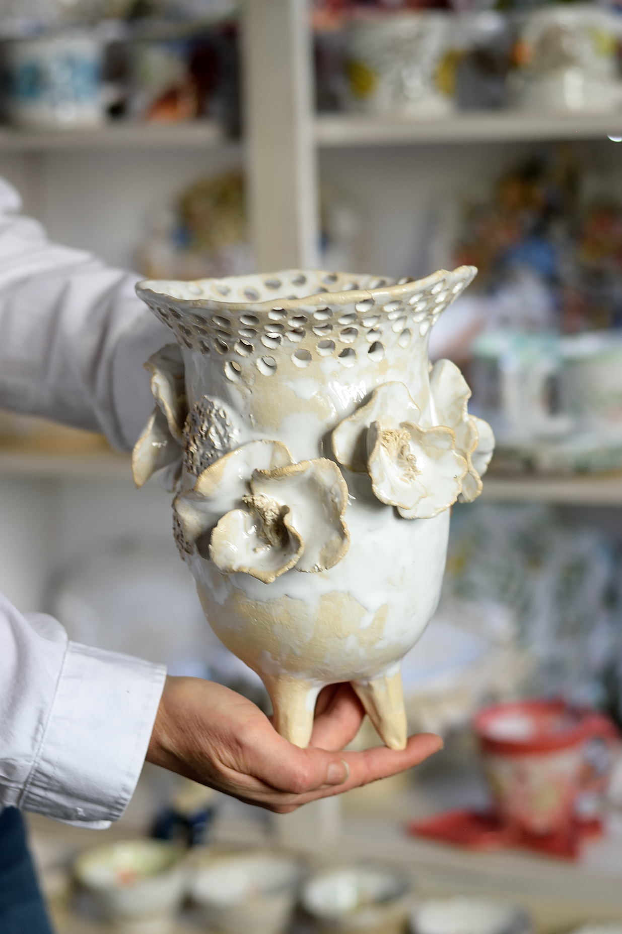 Dekoracyjna donica na nóżkach.